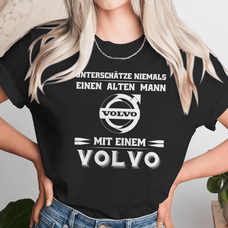 Unterschätze Niemals Einen Alten Mann Volvo Mit Einem Volvo Unisex T-Shirt Gifts for Her