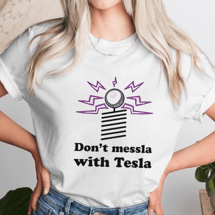 Dont Messla With Tesla Funny Science Unisex T-Shirt Gifts for Her