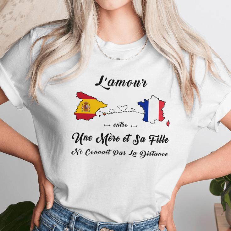 Lamour Entre Une Mère Et Sa Fille Ne Connaît Pas La Distance Unisex T-Shirt Gifts for Her