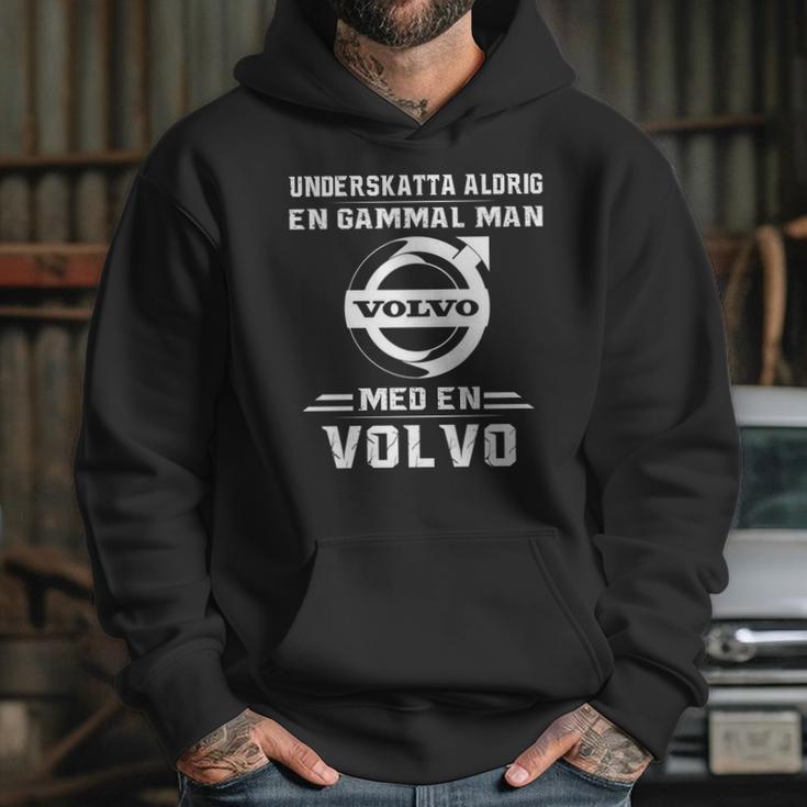 Underskatta Aldrig En Gammal Man Med En Volvo Hoodie Gifts for Her