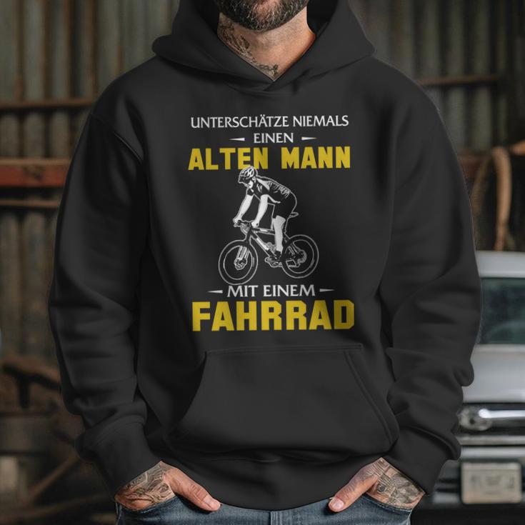 Unterschätze Niemals Einen Alten Mann Mit Einem Fahrrad Hoodie Gifts for Her