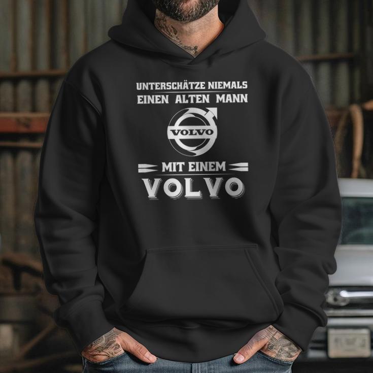 Unterschätze Niemals Einen Alten Mann Volvo Mit Einem Volvo Hoodie Gifts for Her