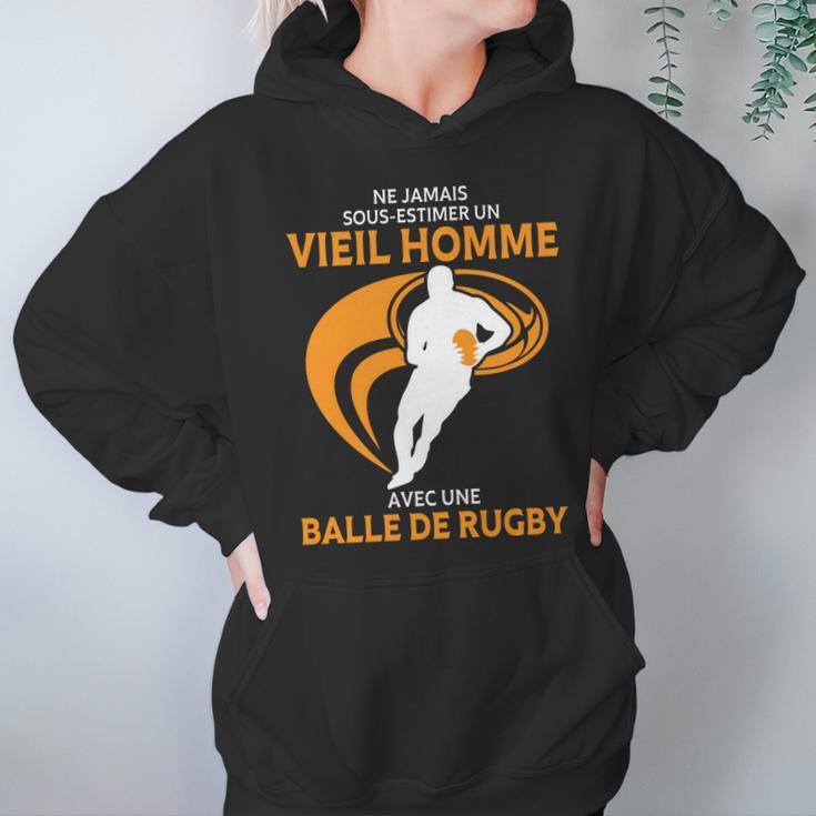 Ne Jamais Sous Estimer Un Vieil Homme Avec Une Balle De Rugby Hoodie Gifts for Women