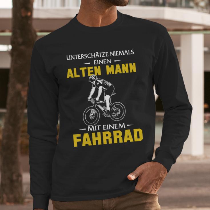 Unterschätze Niemals Einen Alten Mann Mit Einem Fahrrad Long Sleeve T-Shirt Gifts for Him