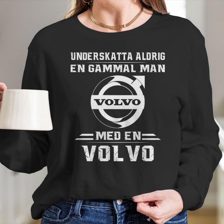 Underskatta Aldrig En Gammal Man Med En Volvo Long Sleeve T-Shirt Gifts for Her