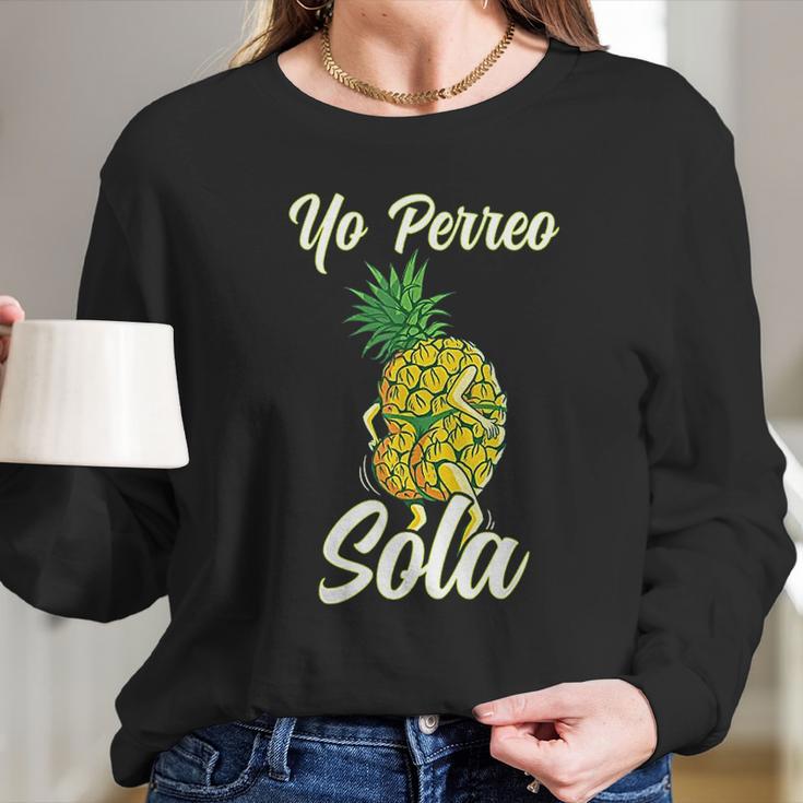 Yo Perreo Sola Funny Reggaeton Pineapple Perreando Long Sleeve T-Shirt Gifts for Her