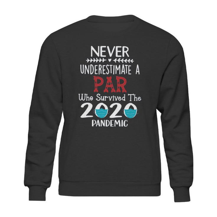 Never Underestimate Who Survived The Pandemic Par Sweatshirt