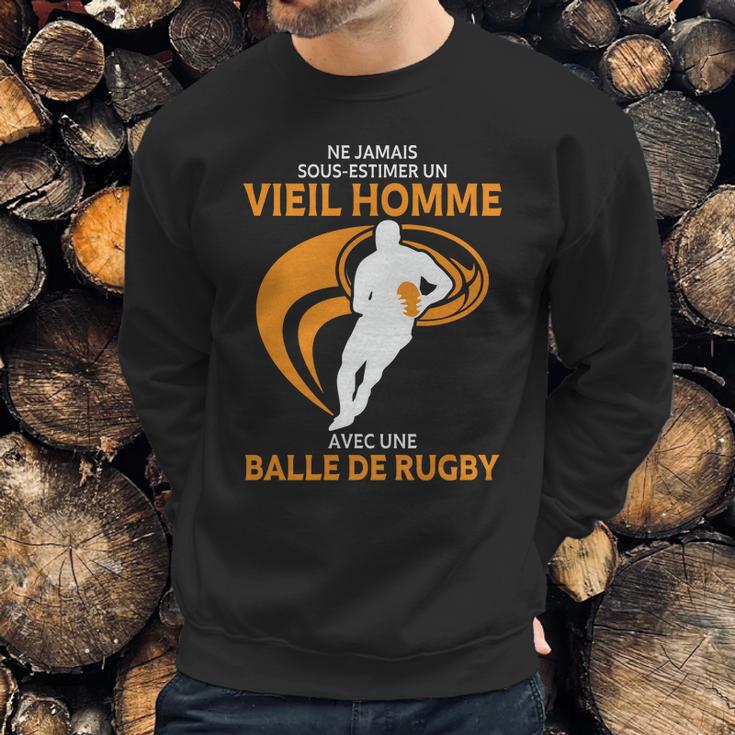 Ne Jamais Sous Estimer Un Vieil Homme Avec Une Balle De Rugby Sweatshirt Gifts for Him