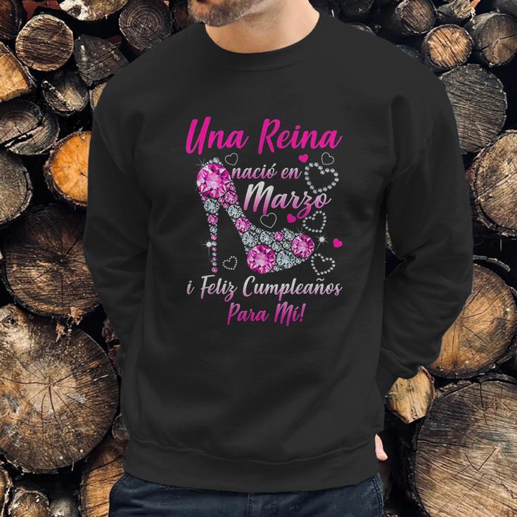 Una Reina Nació En Marzo Sweatshirt Gifts for Him