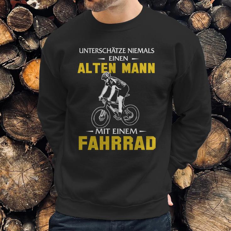 Unterschätze Niemals Einen Alten Mann Mit Einem Fahrrad Sweatshirt Gifts for Him