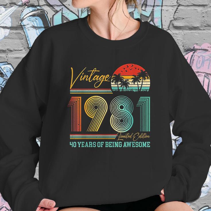 40Th Birthday Gift Vintage 1981 Retro 40 Years Old Sweatshirt Gifts for Her