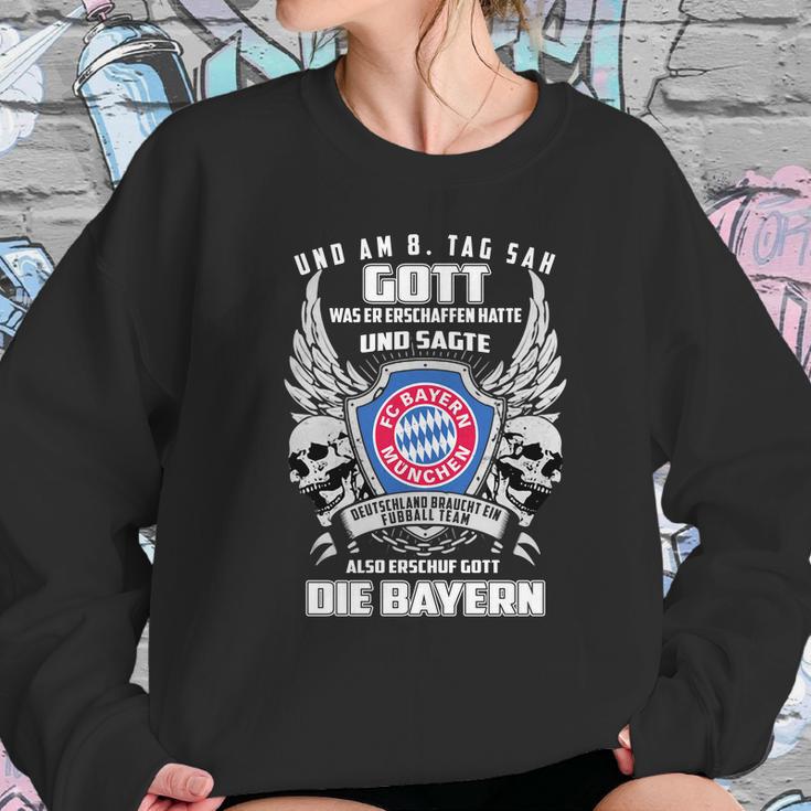 Bayern Munich Und Am 8 Tag Sah Gott Also Erschuf Gott Die Bayern Shirt Sweatshirt Gifts for Her