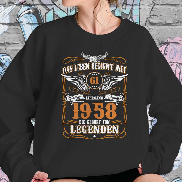 Das Leben Beginnt Mit 61 Jahrgang 1958 Die Geburt Von Legenden Sweatshirt Gifts for Her