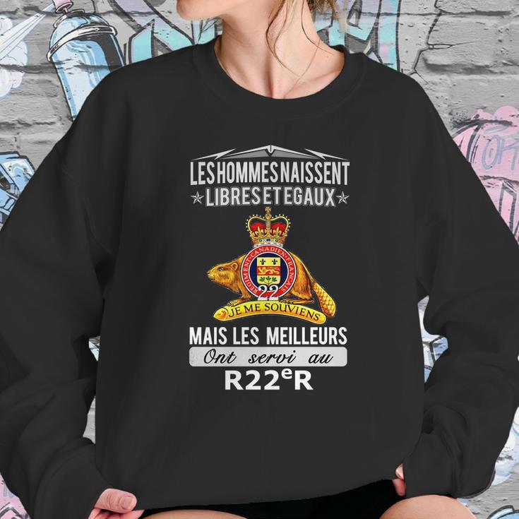 Less Hommes Naissent Libreset Egaux Mais Les Meilleurs Ont Servi Au R22r Sweatshirt Gifts for Her