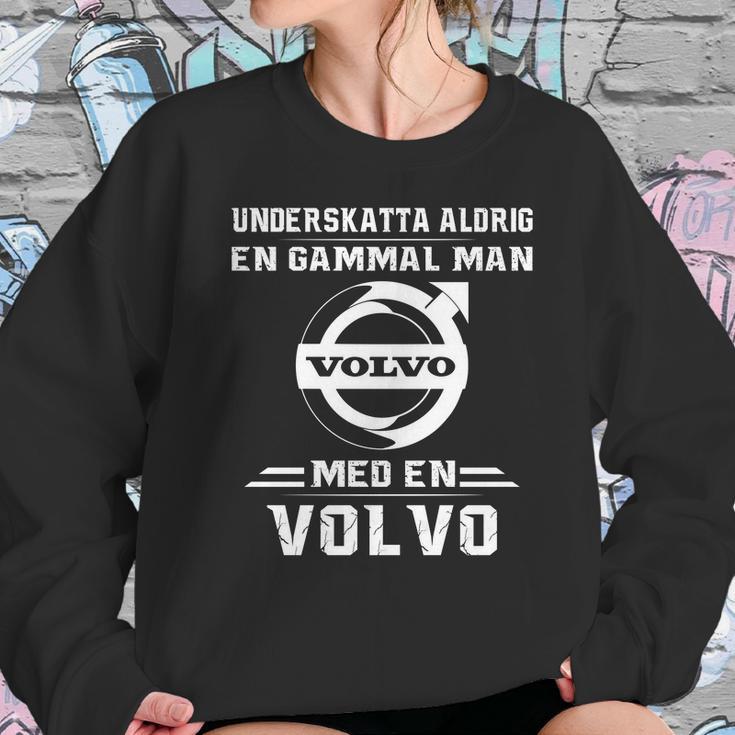 Underskatta Aldrig En Gammal Man Med En Volvo Sweatshirt Gifts for Her