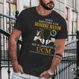 Nunca Subestimes A Un Hombre Mayor Que Se Graduo En La Ucm Universidad Complutense De Madrid Men T-Shirt