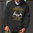 Nunca Subestimes A Un Hombre Mayor Que Se Graduo En La Ucm Universidad Complutense De Madrid Men Hoodie