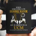 Nunca Subestimes A Un Hombre Mayor Que Se Graduo En La Ucm Universidad Complutense De Madrid Coffee Mug