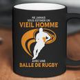 Ne Jamais Sous Estimer Un Vieil Homme Avec Une Balle De Rugby Coffee Mug