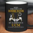 Nunca Subestimes A Un Hombre Mayor Que Se Graduo En La Ucm Universidad Complutense De Madrid Coffee Mug