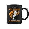 Ne Jamais Sous Estimer Un Vieil Homme Avec Une Balle De Rugby Coffee Mug