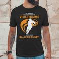 Ne Jamais Sous Estimer Un Vieil Homme Avec Une Balle De Rugby Unisex T-Shirt Gifts for Him