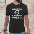 Unterschätze Niemals Einen Alten Mann Volvo Mit Einem Volvo Unisex T-Shirt Gifts for Him