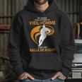 Ne Jamais Sous Estimer Un Vieil Homme Avec Une Balle De Rugby Hoodie Gifts for Her